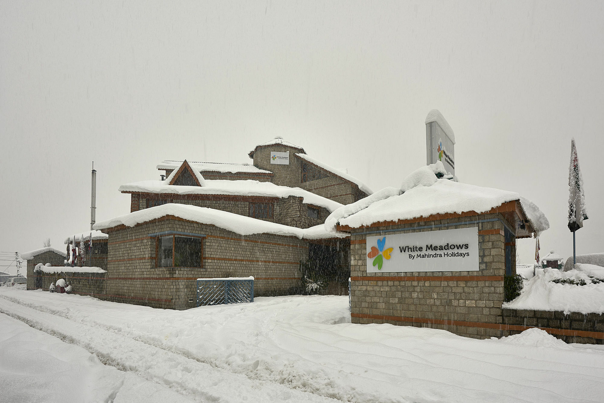 ホテル Club Mahindra White Meadows Manāli エクステリア 写真